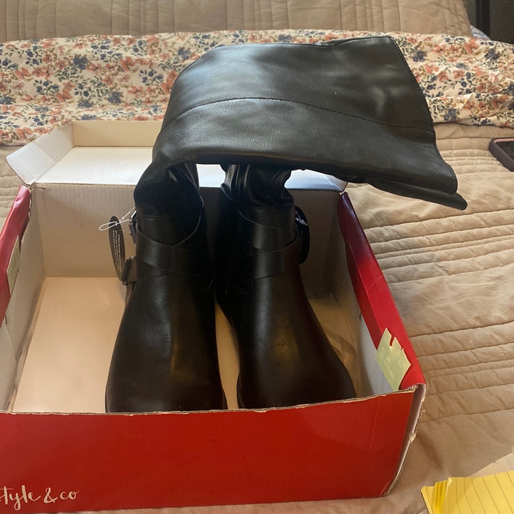 NIB tall  black boots size 10 fits like a 9
